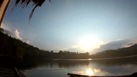 Zeuge-Des-Sonnenuntergangs-In-Lake-Apo-Valencia-City-Philippinen