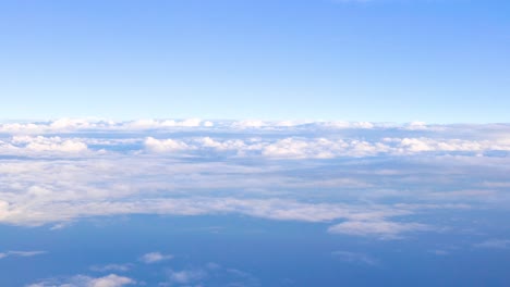 Heller-Und-Schöner-Blauer-Himmel-Landschaftshintergrund,-Höhere-Flauschige-Bewegungswolken-Schicht-Für-Schicht,-Erstaunliches-Paradies