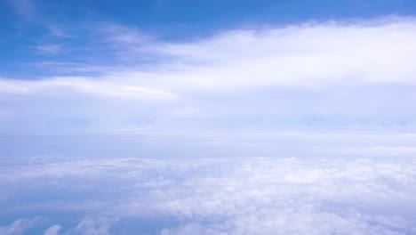 Heller-Und-Schöner-Blauer-Himmellandschaftshintergrund,-Höhere-Flauschige-Bewegungswolken,-Erstaunliches-Weiches-Muster,-Schicht-Für-Schicht