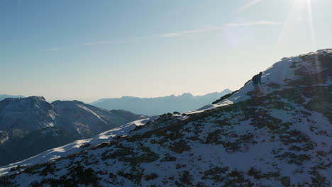 Aerial-Dolly-In-Der-Vergangenheit-Trail-Runner,-Der-Zum-Gipfel-Des-Berges-Geht-Und-Einen-See-Enthüllt