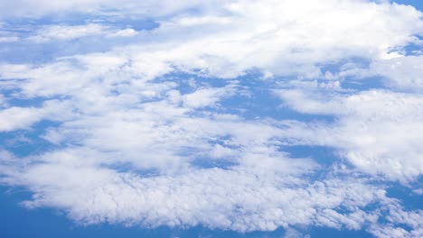 Heller-Und-Schöner-Blauer-Himmellandschaftshintergrund,-Höhere-Flauschige-Baumwollwolken,-Erstaunliches-Paradies