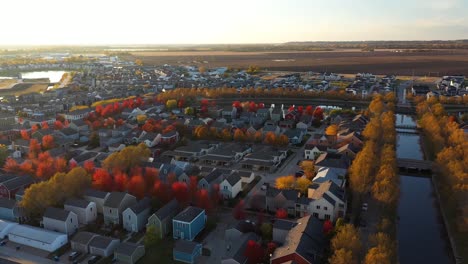 Farbenfrohe-Herbstnachbarschaftshäuser-In-Vororten-Sonnenuntergang-Land-Drohnenaufnahme-4k