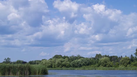 Rollende-Weiße-Wolken-über-Grüne-Und-Blaue-Sumpfgebiete