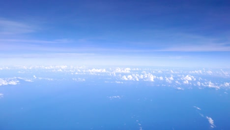 Schöner-Blauer-Himmel,-Weitläufiger-Landschaftshintergrund,-Erstaunliches-Paradies