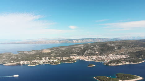 Drone-Empujando-Nuestro-Desde-Una-Isla-Muy-Hermosa-Y-Grande-Ion-Croacia-Mientras-Un-Ferry-Cruza-El-Marco