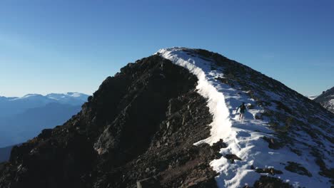 Vogelauge-Dolly-Zoom-Man-Trail-Running-Steiler-Schneebedeckter-Felsiger-Berg