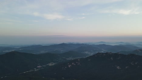 Hermosa-Toma-Aérea-Sobre-Un-Valle-De-Montaña-A-La-Hora-Dorada-En-Corea-Del-Sur