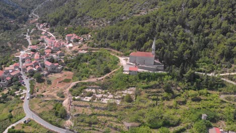 Historisches-Wahrzeichen-Kirchengebäude-Im-Kroatischen-Dorf-Auf-Dem-Land