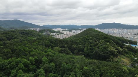 Filmische-Breite-Luftaufnahme-Der-Stadt-Daejeon-Und-Der-Berge-In-Südkorea