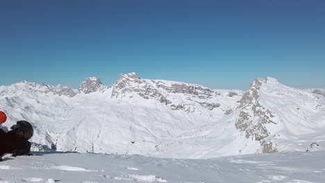 Un-Esquiador-Solitario-Tomando-Un-Descanso-Mirando-La-Majestuosa-Cordillera-Montafon,-Alpes-Austriacos