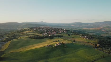 Drohnenaufnahme-Des-Alten,-Ikonischen-Toskanischen-Dorfes-Auf-Einem-Hügel-Bei-Sonnenaufgang