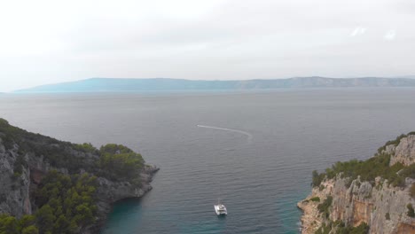 Yachtboot-Im-Wasserkanal-An-Der-Kroatischen-Küste-Verankert