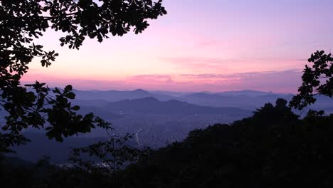 Hermosa-Foto-De-Un-Valle-De-Montaña-Y-Una-Ciudad-Al-Atardecer-En-Corea,-Asia