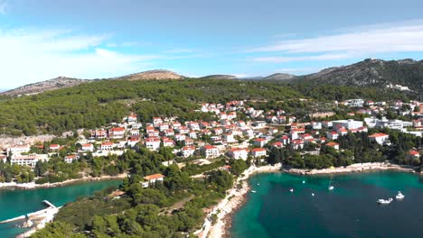 Casas-En-La-Hermosa-Costa-De-Una-Isla-De-Dalmacia-En-Croacia