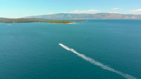 Barco-En-El-Mar-Mediterráneo-Viajando-Por-La-Costa-De-La-Isla-De-Croacia