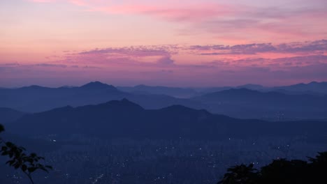 Unglaublich-Farbenprächtiger-Sonnenuntergang-über-Einem-Wunderschönen,-Silhouettierten-Bergtal