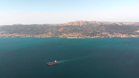 Costa-De-Croacia-Con-Buque-De-Carga-En-El-Mar-Adriático