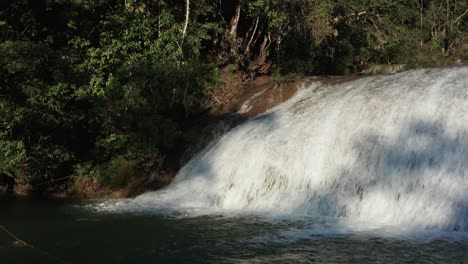 Ein-Mann-Schwimmt-Zu-Einem-Großen,-Schnell-Fließenden-Wasserfall-In-Mexiko