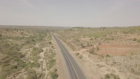 Coches-Circulando-Por-La-Carretera-En-La-Zona-De-Pastizales-En-Kenia