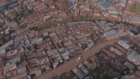 Top-down-luftbild-Der-Slums-Von-Kibera-In-Nairobi,-Das-Eine-Dichte-Besiedlung-Zeigt