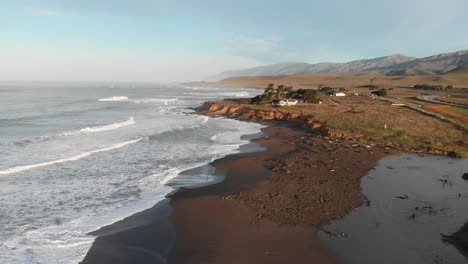 Luftaufnahmen-Von-Drohnen-Strand-Voller-Seelöwen-In-Kalifornien-Big-Surr