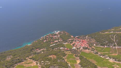 Kleine-Küstenstadt-Auf-Der-Insel-Hvar-In-Kroatien---Drohnenansicht-Aus-Der-Luft