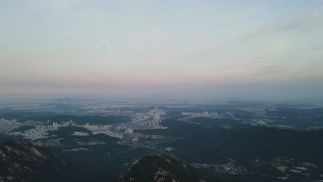 Schöne-Luftaufnahme-Der-Stadt-Seoul-Und-Der-Berge-Bei-Sonnenaufgang-In-Südkorea