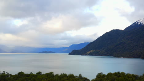 Ein-Blick-Auf-Den-All-Saint-Lake-Im-Nationalpark-Vicente-Perez-Rosales