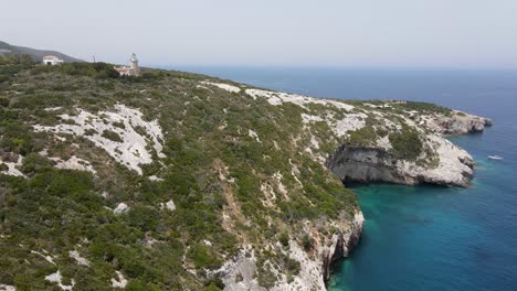 Vista-Aérea-De-La-Costa-Mediterránea-Cerca-De-Las-Cuevas-Azules-En-Zakynthos,-Grecia