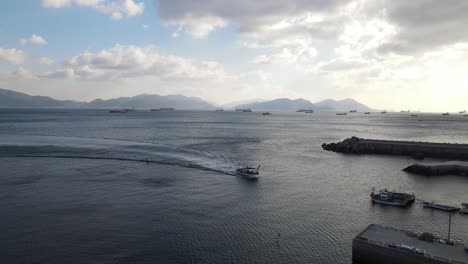 Boot-Segelt-Zum-Hafen-Von-Namhae,-Südkorea