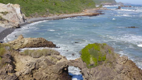 Eine-Seltene-Felsform-Wie-Ein-Mamut-Neben-Dem-Strandsektor-Im-Pazifischen-Ozean