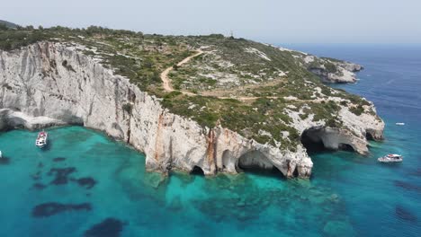 Luftdrohnenvideo-Des-Geologischen-Phänomens-Der-Blauen-Höhlen-Auf-Der-Insel-Zakynthos,-Griechenland