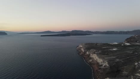 4K-Drohne-Luftaufnahme-Der-Vulkanischen-Caldera-Von-Santorini-In-Der-Abenddämmerung
