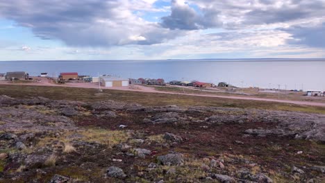 Subarktischer-Weiler-Baker-Lake-Nunavut-Kivalliq-Region-Nordkanada-Im-Sommer-Pfanne-Rechts