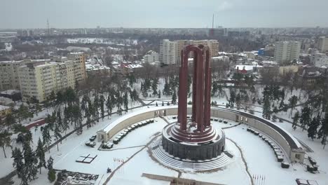 Vista-Aérea-Del-Monumento-A-Los-Héroes-De-La-Nación-Durante-El-Invierno-En-Bucarest,-Rumania