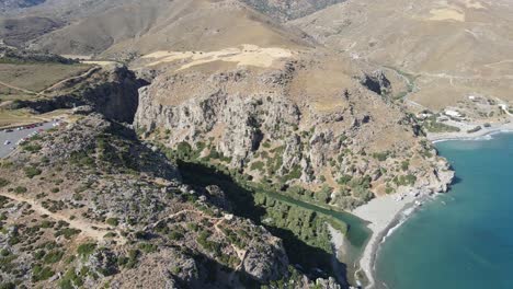 Vista-De-Drones-Desde-Lo-Alto-De-La-Famosa-Playa-De-Preveli-En-La-Isla-De-Creta,-Grecia