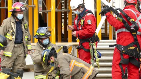 Kanadische-Feuerwehrleute-Entspannen-Und-Unterhalten-Sich-Nach-Einem-Rettungseinsatz