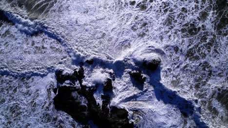 Drohne-Aus-Der-Vogelperspektive-Von-Wellen-Und-Felsformationen-Am-Mavericks-Beach,-Kalifornien
