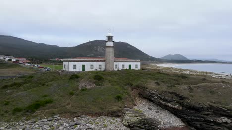 4k-Luftdrohne-Panoramablick-Auf-Den-Leuchtturm-Von-Punta-Lariño-An-Einem-Typischen-Galicischen-Bewölkten-Tag