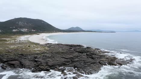 Hermoso-Paisaje-De-Olas-Oceánicas-Y-Rocas-En-La-Playa-De-Lariño-Cerca-De-Muros,-Galicia,-España