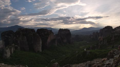 Meteora-rock-formation-timelapse-during-sunset-in-Thessaly,-Greece