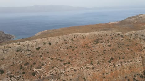 Erstaunlicher-Panoramablick-Auf-Die-Steile,-Felsige-Küste-Der-Ostseite-Der-Halbinsel-Gramvoussa