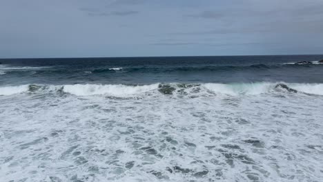 Video-Des-Schönen-Meereshorizonts-Mit-Großen-Schaumwellen,-Die-Im-Offenen-Blauen-Ozean-In-La-Gomera,-Kanarische-Inseln,-Spanien-Brechen
