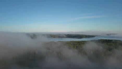 Nebelwolken,-Die-Dichten-Wald-Am-Seeufer-Einer-Laguneninsel-In-Finnland-Bedecken