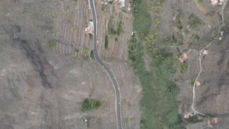Coches-Circulando-Por-Una-Autopista-En-El-Valle-De-Gran-Rey,-La-Gomera,-Islas-Canarias