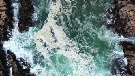 Meeresküste-Ein-Strandfelsengebiet,-Voll-Von-Sand,-Algen,-Großen-Wellen-Und-Reinem-Wasser-Von-Chile