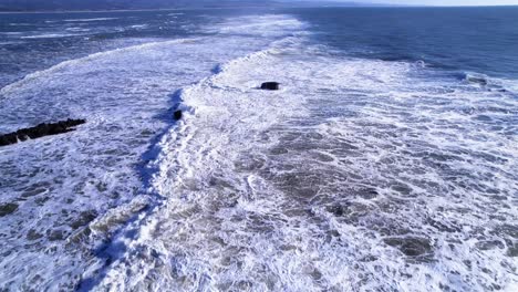 Drone-Fly-Y-Pan-Dejado-Sobre-Las-Olas-Entrantes-En-Mavericks-Beach,-California-Durante-La-Puesta-De-Sol