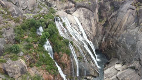 4k-Luftdrohnenansicht-Des-Magestischen-Ezaros-Wasserfalls-In-Galizien