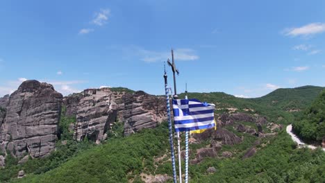 Bandera-Griega-Ondeando-En-El-Entorno-Místico-De-Meteora