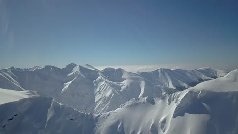 Fliegen-Sie-über-Eine-Atemberaubende-Verschneite-Landschaft-In-Den-Rumänischen-Bergen---Luftaufnahme